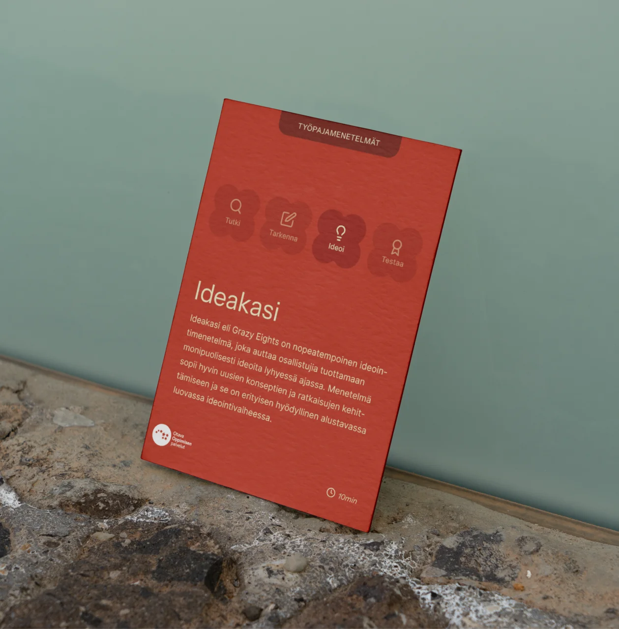 Kirja ideakasi nojallaan seinää vasten