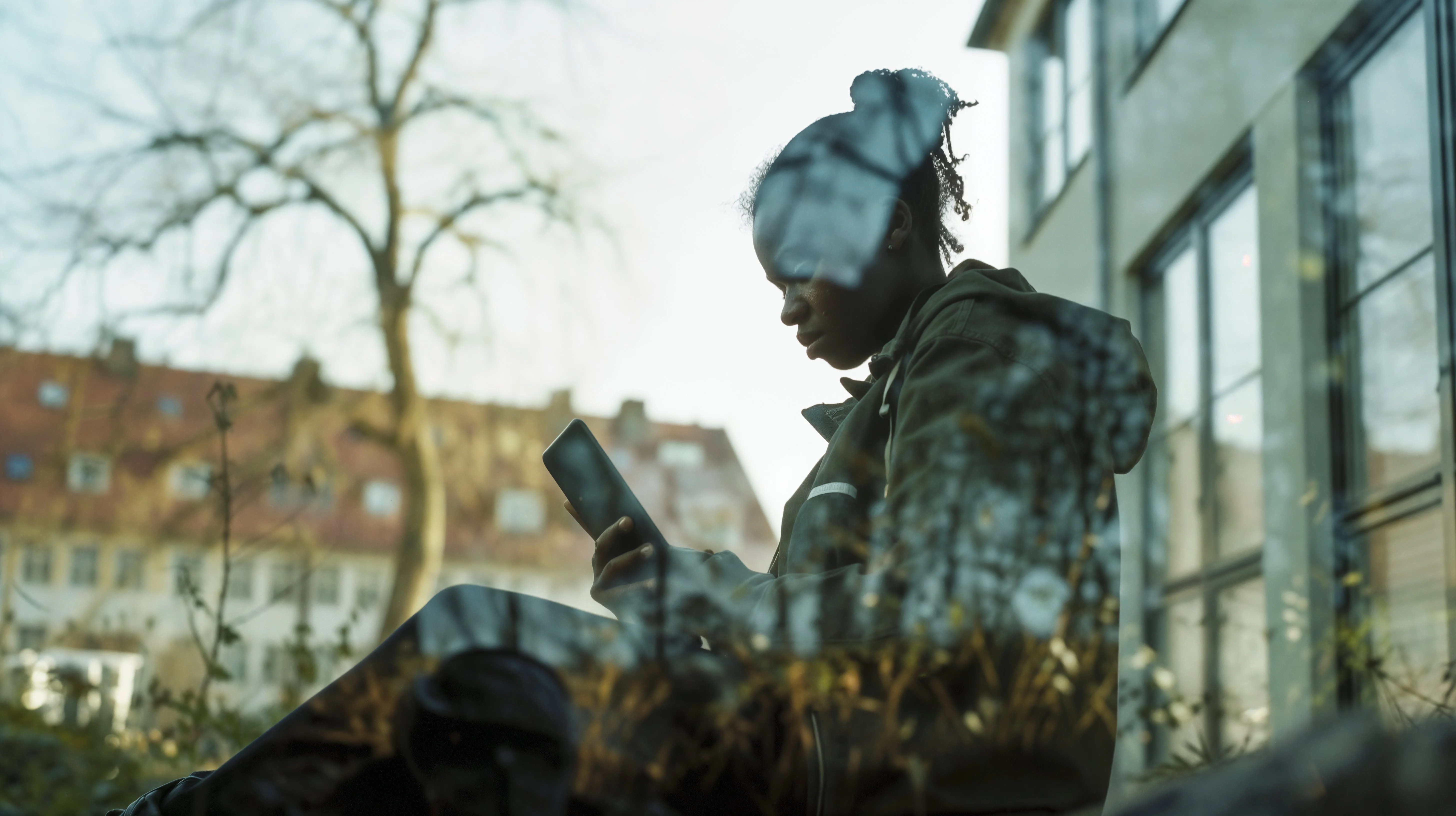 Opettaja älylaitteen ja kahden lapsen kanssa